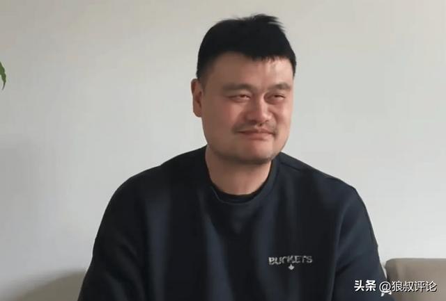 黑白体育-姚明：非常高兴听到王治郅入选FIBA名人堂 从小到大都是追着他成长
